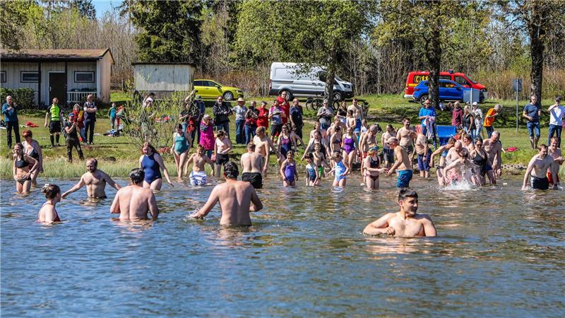 Die DLRG hat wieder zum Anbaden ins Waldseebad gerufen. Mehr als 60 Menschen folgen der Einladung.