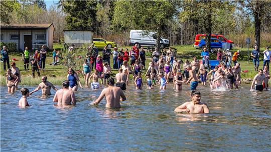 Die DLRG hat wieder zum Anbaden ins Waldseebad gerufen. Mehr als 60 Menschen folgen der Einladung.