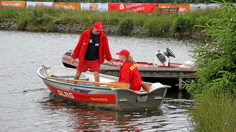 Mann (32) wird nach Badeunfall in Clausthal-Zellerfeld reanimiert Die DLRG rückt am Samstagnachmittag zu einem Badeunfall im Waldseebad in Clausthal-Zellerfeld aus.