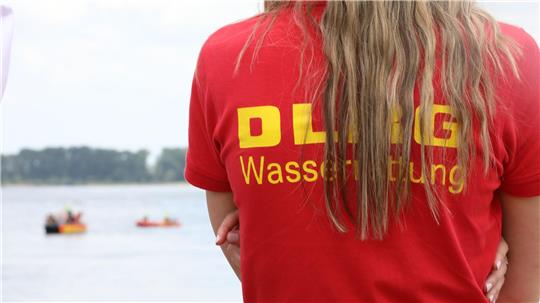 Die DLRG setzt sich für die Sicherheit beim Baden ein. (Symbolbild)