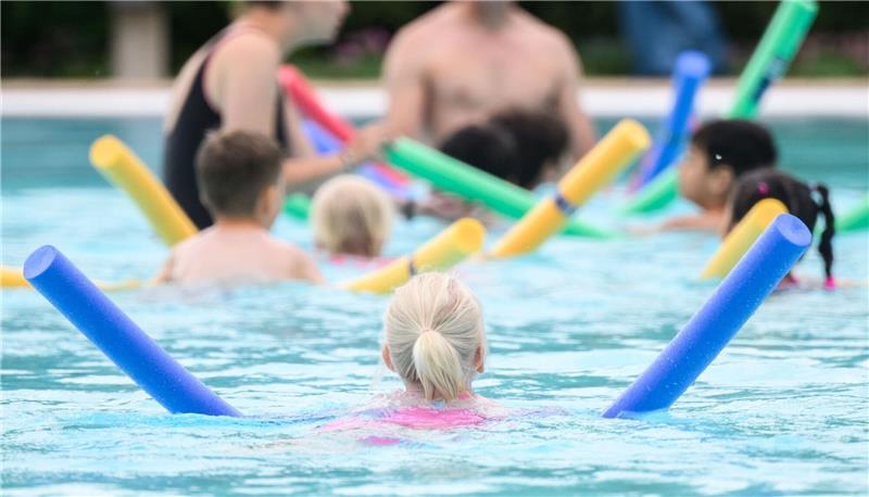 Wie sollen Kinder schwimmen lernen? Die DLRG warnt davor, dass der Anteil der Nichtschwimmer unter Grundschülern steige.