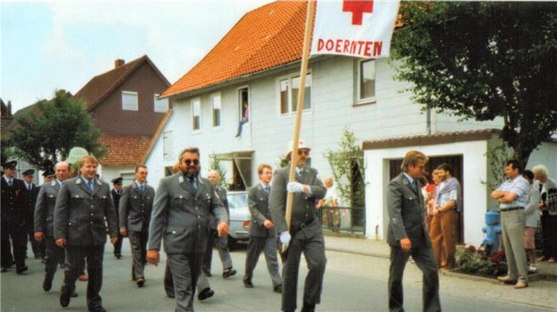Jubiläumsfest erinnert auch an Not- und Nachkriegszeit Die DRK-Bereitschaft marschiert 1993 mit beim Umzug zum 100. Geburtstag der Feuerwehr.