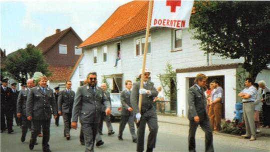 Die DRK-Bereitschaft marschiert 1993 mit beim Umzug zum 100. Geburtstag der Feuerwehr.