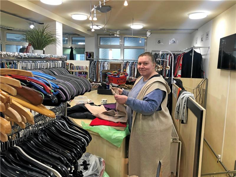 Die DRK-Kleiderecke in Goslar heißt jetzt Lieblingsecke und wird von den Johannitern betrieben. Sabine Schestokat-Haupt hat sie aufgebaut. Foto: Stade