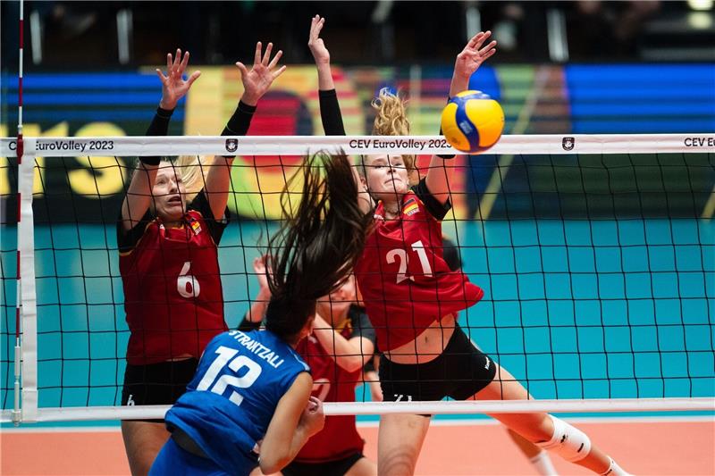 DVV-Frauen siegen zum Auftakt der Heim-EM Die DVV-Frauen um Antonia Stautz (l) und Camilla Weitzel gewannen gegen Griechenland mit 3:0 in Sätzen.