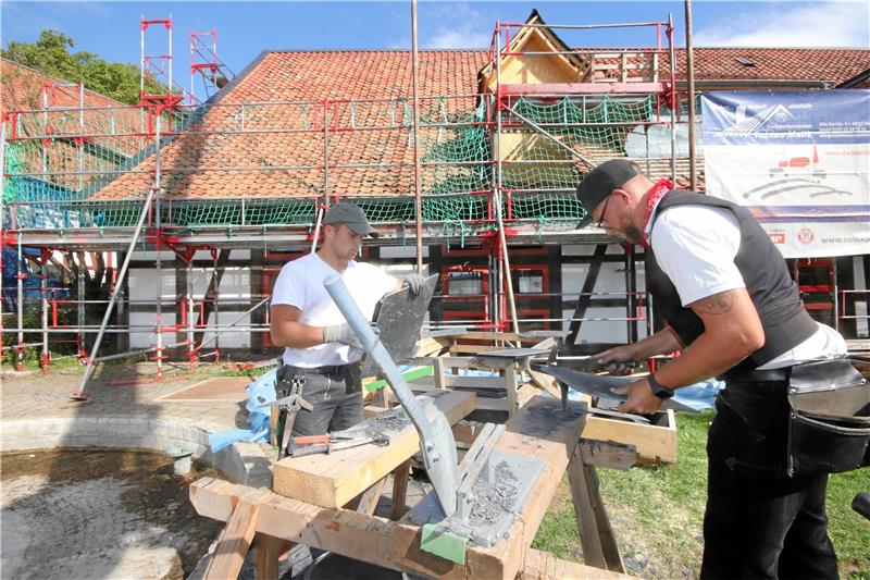 Umbau der Verwaltung in Schladen: Es wird teurer und dauert länger Die Dachdecker bereiten die Verkleidung der Gauben vor, die aus dem Dach von Haus C herausgezogen werden, um mehr Tageslicht für die neuen Büros zu bekommen. Foto: Gereke