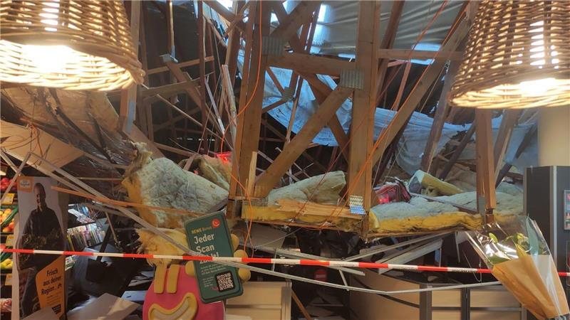 Polizei: Drei Verletzte bei Teil-Einsturz von Supermarktdach Die Dachkonstruktion ist auch auf den Kassenbereich gestürzt.
