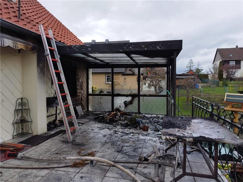 Die Dachterrasse wurde durch das Feuer erheblich zerstört. Foto: Feuerwehr Othfresen