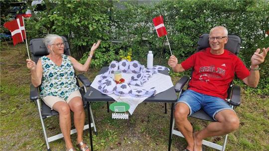 Die Dänen Else und Peter West Rønne fiebern dem EM-Spiel zwischen Deutschland und Dänemark entgegen.