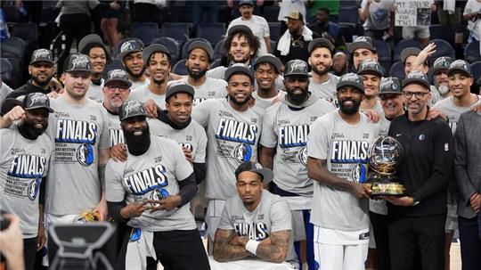 Die Dallas Mavericks feiern den Einzug in die  NBA-Finals.