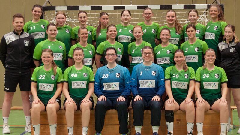 HSG Langelsheim/Astfeld setzt voll auf die Jugend Die Damen der HSG Langelsheim/Astfeld eingerahmt vom Trainerpaar Anne Traeger und Jan Wolters. Neun der insgesamt 22 Spielerinnen, die im Kader stehen, sind jünger als 20 Jahre.