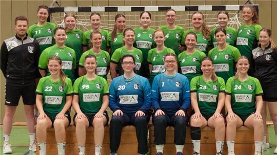 Die Damen der HSG Langelsheim/Astfeld eingerahmt vom Trainerpaar Anne Traeger und Jan Wolters. Neun der insgesamt 22 Spielerinnen, die im Kader stehen, sind jünger als 20 Jahre.