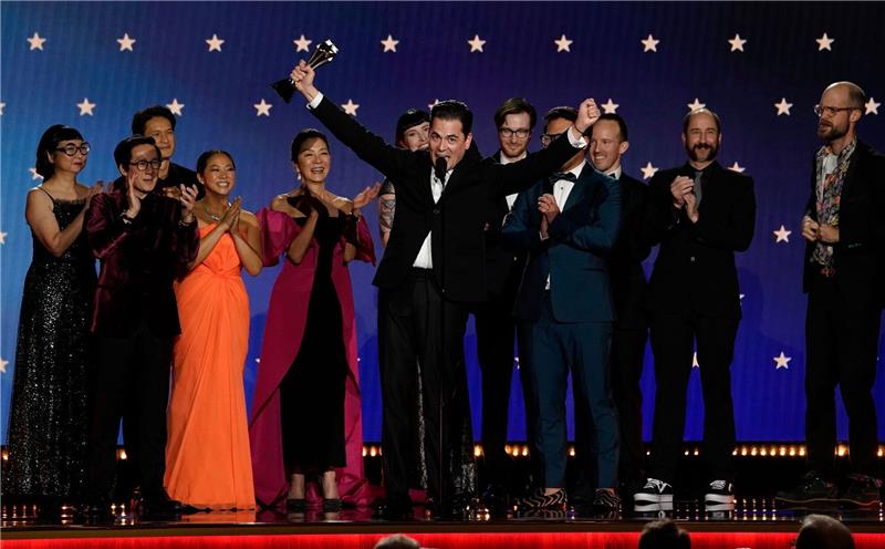 Kritiker-Preis: „Everything Everywhere All at Once” räumt ab Die Darsteller und die Crew von «Everything Everywhere All at Once» feiern die fünf Auszeichnungen bei den Critics Choice Awards.