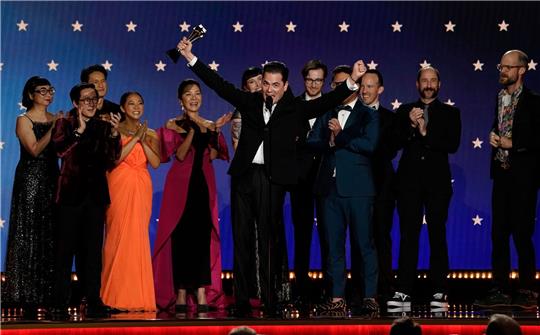 Die Darsteller und die Crew von «Everything Everywhere All at Once» feiern die fünf Auszeichnungen bei den Critics Choice Awards.
