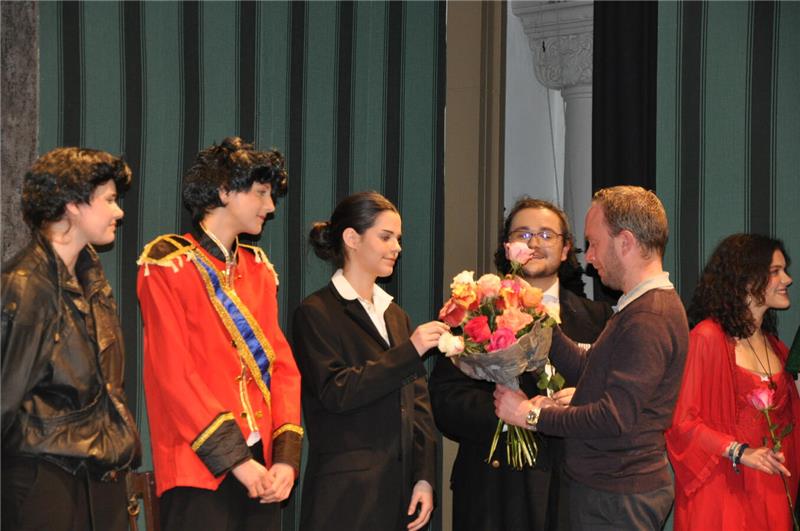 Die Darstellerinnen bekamen Blumen.