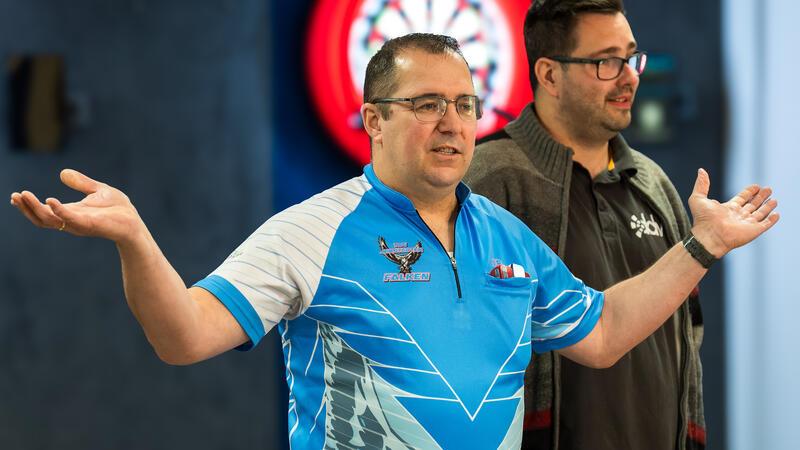 Falken senden ein starkes Zeichen Die Darter der Jerstedter Falken, hier Abteilungsleiter Jens Peters, treten in Reinkenhagen selbstbewusst auf und gewinnen beide Spiele.