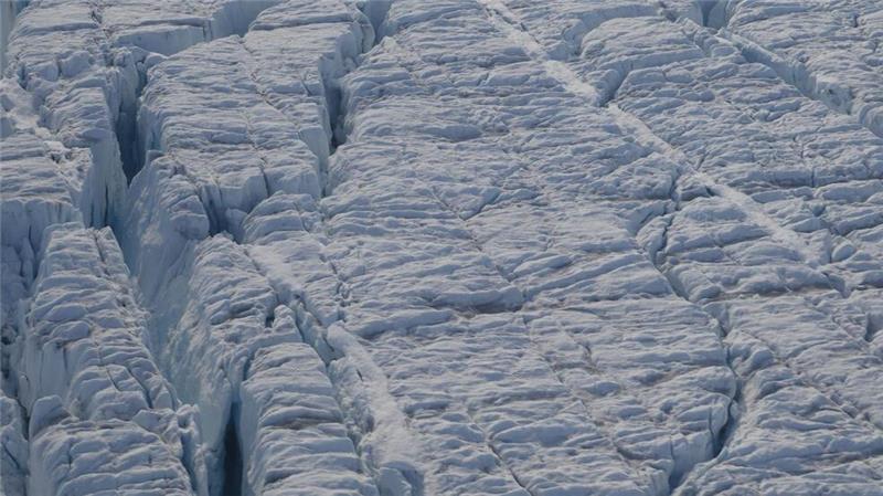 Risse im grönländischen Eisschild wachsen immer schneller Die Daten der Forscher zeigen, dass die Gletscherspalten zwischen 2016 und 2021 größer und tiefer geworden sind.