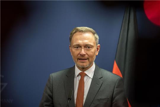 Die Debatte um ein Aussetzen der Schuldenbremse hält Bundesfinanzminister Christian Lindner (FDP) für «ökonomisch verfehlt».