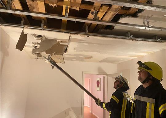 Die Deckenplatten aus Rigips verlieren angesichts des vielen Wassers in der Zwischendecke ihren Halt. Foto: Feuerwehr