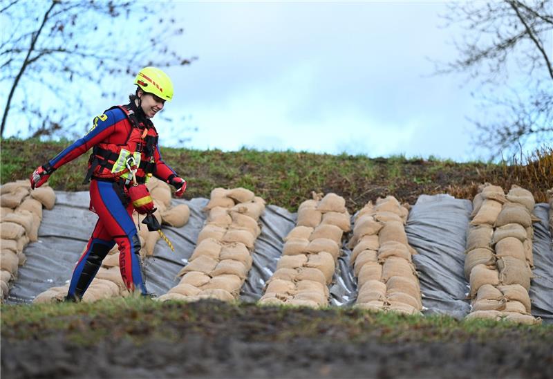 Bewohner können in evakuiertes Altenheim zurückkehren Die Deiche der Ems wurden mit Sandsäcken gesichert.