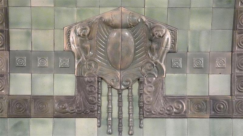 Ratten, Fische, Robben - Vom Fliesenkünstler des Elbtunnels Die Dekoration enthält Jugendstil-Elemente.