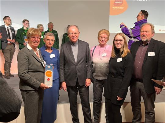 Die Delegation der Bücher-Heimat nimmt den Preis von Ministerpräsident Stephan Weil (Mitte) entgegen. Foto: Privat