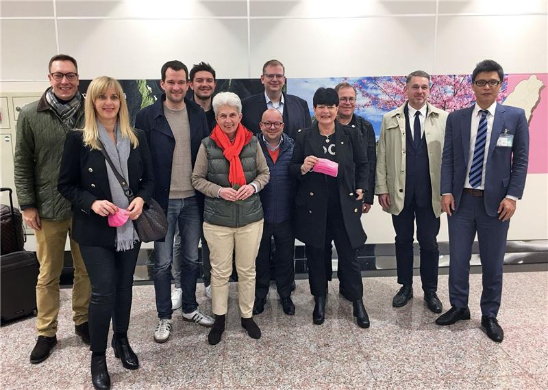 FDP in Taiwan: China vor Folgen von Militäraktion warnen Die Delegation der FDP steht bei der Ankunft zu einem viertägigen Besuch in Taiwan zusammen.