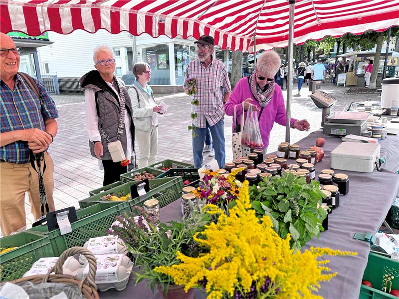 In Bad Harzburg darf man Wölfe streicheln Die Demeter-Gärtnerei Midgard bietet unter anderem Obst und Gempüste sowie selbst gemachte Marmelade an.