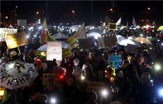 Die Demo «Lichtermeer für Demokratie, gegen Rassismus, Antisemitismus und Hetze» auf der Theresienwiese in München.