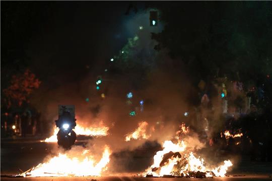 Die Demonstranten haben in Thesssaloniki eine Hauptstraße blockiert und Mülltonnen in Brand gesetzt.