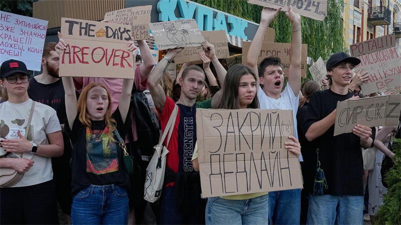Neuer Armeechef in Kiew soll Offensive verstärken Die Demonstranten haben sich mit ihrer Forderung nach Abberufung von Armeechef Syrskij durchgesetzt.