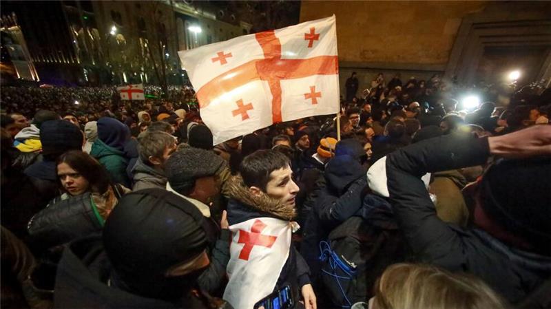 Tausende demonstrieren nach Georgiens Absage an die EU Die Demonstranten in Tiflis hoffen auf eine Annäherung an Europa.