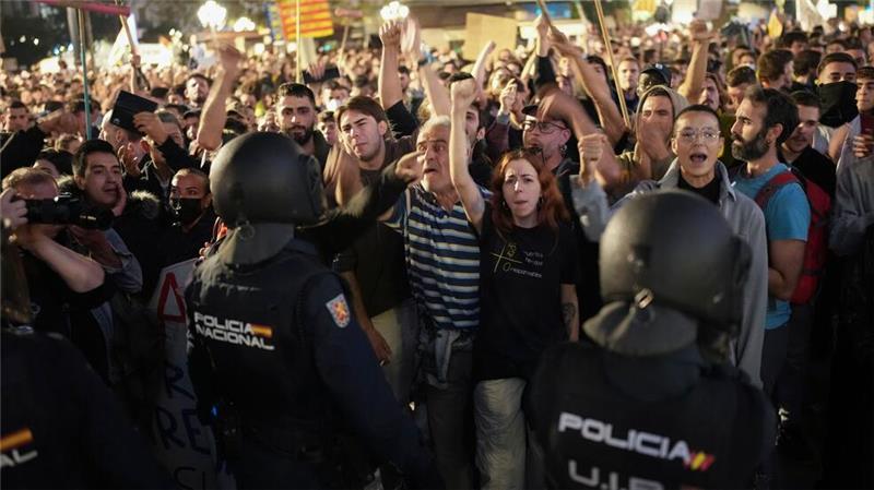 Trauer und Wut nach Flut - Zehntausende protestieren Die Demonstranten in Valencia skandierten unter anderem „Mörder, Mörder“.
