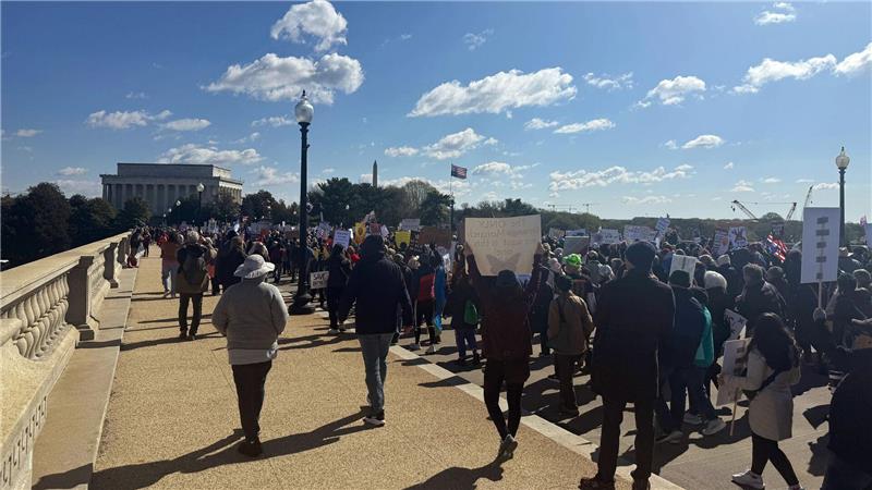 Die Demonstranten marschieren von der Memorial Bridge bis zum Washington Monument.