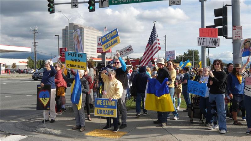 Die Demonstranten zeigen sich solidarisch mit der von Russland angegriffenen Ukraine. 