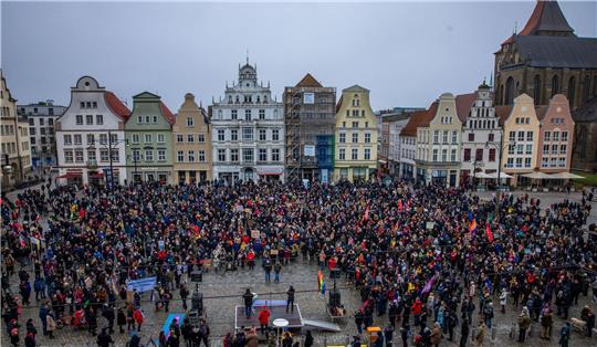 Die Demonstration in Rostock läuft unter dem Motto «Nie wieder ist jetzt - alle zusammen gegen den Faschismus».