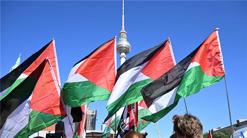 Rekordzahl gegen Gaza-Krieg auf der Straße Die Demonstration startete am Alexanderplatz.