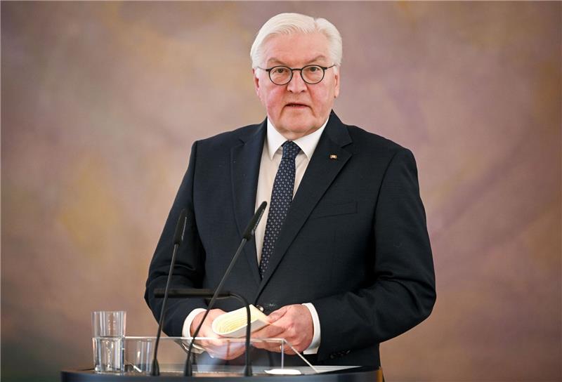 Steinmeier mahnt zu Bündnis gegen Extremismus Die Demonstrationen der vergangenen Wochen hätten Zeichen gesetzt, meint Bundespräsident Frank-Walter Steinmeier.