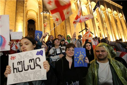 Die Demonstrationen schwollen weiter an. Zehntausende Menschen versammelten sich im Zentrum der Hauptstadt Tiflis.
