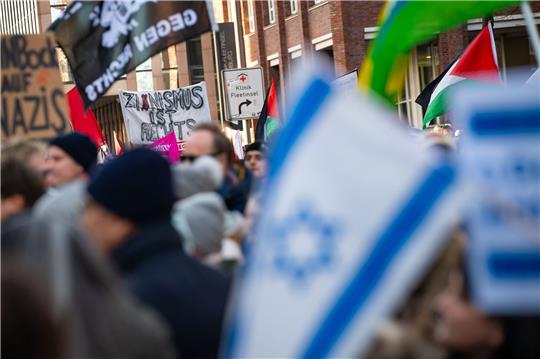 Die Demos gegen rechts wie hier in Hamburg könnten einen Einfluss auf die AfD-Niederlage bei einer Landratswahl in Thüringen gehabt haben.