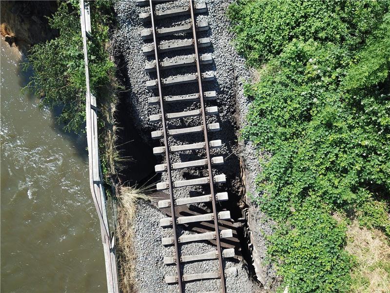 Unwetter weicht Emscher-Deiche auf - Bahnbrücke abgesackt Die Deutsche Bahn erarbeitet ein Konzept, wie die abgesackte Brücke abgerissen werden kann.