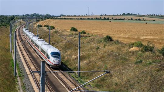 Die Deutsche Bahn erwartet angesichts der Hitze und angekündigter Unwetter eine hohe Belastung für ihre Infrastruktur. (Archivbild) 