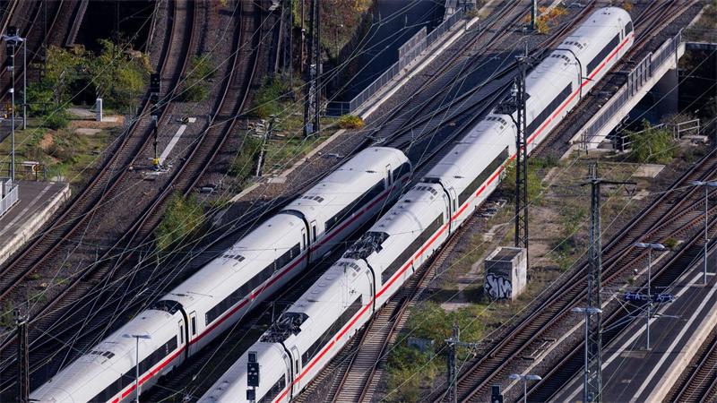 Die Deutsche Bahn freut sich erstmals seit Jahren wieder über schwarze Zahlen. (Archivbild)