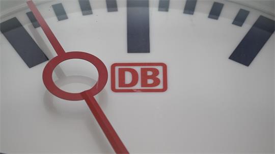 Die Deutsche Bahn konnte sich bei der Pünktlichkeit im August nur leicht verbessern. (Archivbild)