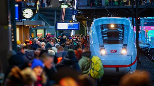 Die Deutsche Bahn muss laut einem Beschluss der Bundesnetzagentur auf hochbelasteten Strecken im Fernverkehr mehr Platz für die Konkurrenz machen. (Archivbild)
