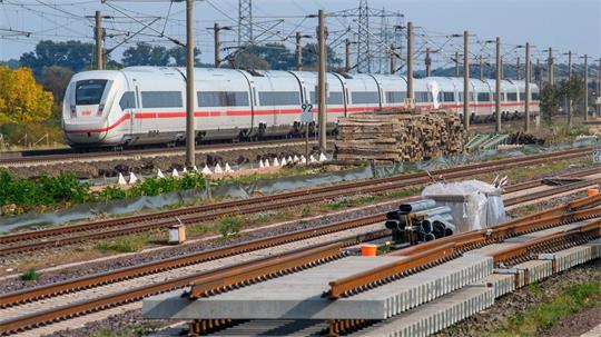 Die Deutsche Bahn saniert auf Rekordniveau - doch Fahrgäste merken davon bisher wenig. (Archivbild)