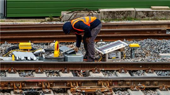 Die Deutsche Bahn schiebt einen milliardenschweren Investitionsrückstau vor sich her. (Archivbild)