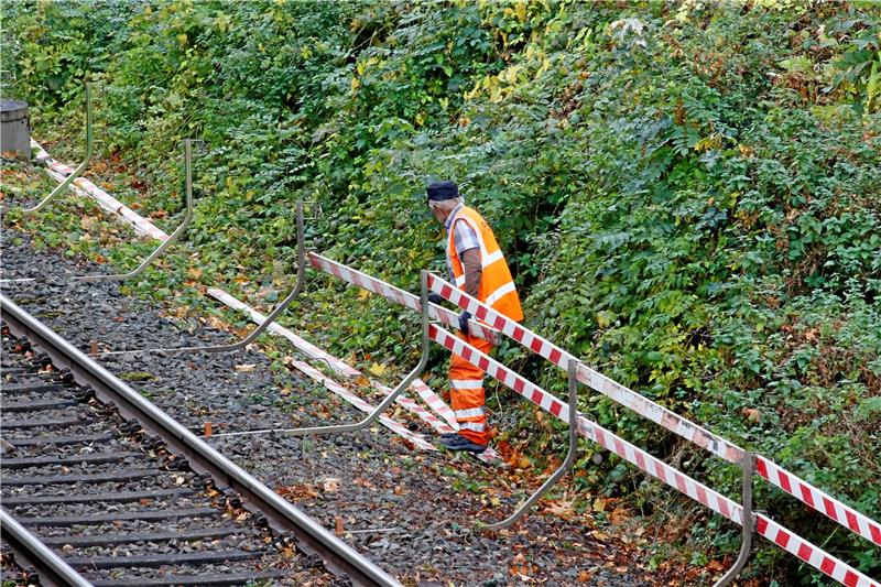 Bahn-Feldmauer ist seit fast einem Jahrhundert baufällig Die Deutsche Bahn sperrt den Bereich um die marode Feldmauer ab, die für 3,7 Millionen Euro saniert werden soll. Fotos: Epping