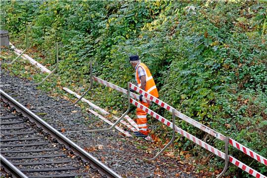Die Deutsche Bahn sperrt den Bereich um die marode Feldmauer ab, die für 3,7 Millionen Euro saniert werden soll.  Fotos: Epping
