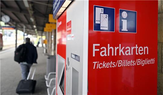 Die Deutsche Bahn und viele Verbünde wollen das 9-Euro-Ticket ab dem 23. Mai zum Kauf anbieten.